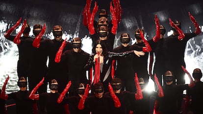 La cantante italiana Laura Pausini inicia el espectáculo interpretando varios de sus temas más conocidos.