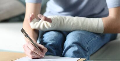 Una mujer rellena un formulario de hospital.