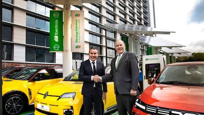 El CEO de Iberdrola España, Mario Ruiz-Tagle, y el director general de Renault Group España, Josep Maria Recasens. Foto cedida por ambas empresas.