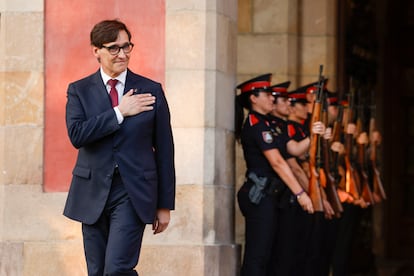 El nuevo 'president', Salvador Illa, sale del Parlament y pasa revista a los Mossos.