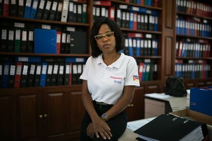 Carmen Isaías, de 32 años, es jefa de recursos humanos del grupo en Mozambique desde 2019. “No solo necesitamos pescadores, sino trabajadores que tengan conocimientos. Es importante que hayan tenido un entrenamiento en una escuela estructurada; por eso tenemos una acuerdo con la Escuela de Pesca para que la parte práctica la hagan aquí”. Cada año, acogen a una media de 12 alumnos, explica.