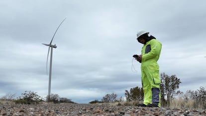 Un técnico de Uali en un parque eólico.