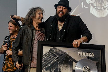 Robe Iniesta entrega a Kutxi Romero el disco de oro por los miles de ejemplares vendidos por 'El Azogue', de Marea. Madrid, 9 de octubre de 2019.