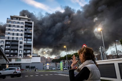 Parte trasera del edificio en llamas del barrio de Campanar.