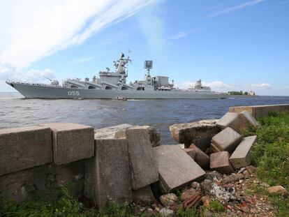 El crucero lanzamisiles Marshal Ustinov, el pasado 30 de julio, navega por el norte de Rusia.