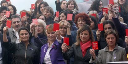 Laura Seara, del Instituto de la Mujer; Leire Pajín y Bibiana Aído, en la presentación de una de las campañas contra la violencia machista mientras Pajín era titular de la cartera de Igualdad y Aído, secretaria de Estado.