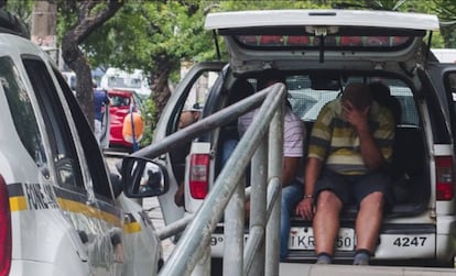 Presos são algemados em veículos policiais por falta de vaga em presídios.