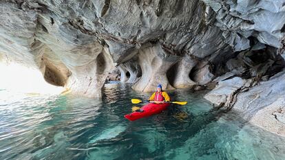 Paco Nadal haciendo kayak por las Capillas de Mármol, en el lLago General Carrera, en la región de Aysén (Patagonia Chilena).