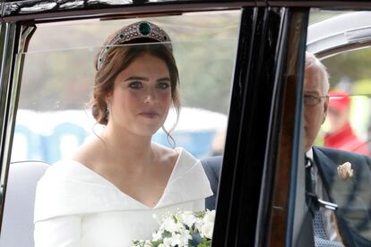 En su lugar completó el look con la tiara Greville Emerald Kokoshnik, en préstamo de la Reina Isabel II. Esta tiara fue elaborada por Boucheron en 1919. Aunque la tradición dice que debe llevar la misma tiara que su madre, Sarah Ferguson, lució en su propia boda, la princesa ha decidido saltársela.
