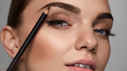 Algunos modelos incorporan un cepillo de cejas para peinarlas y darles forma con más precisión.GETTY IMAGES.