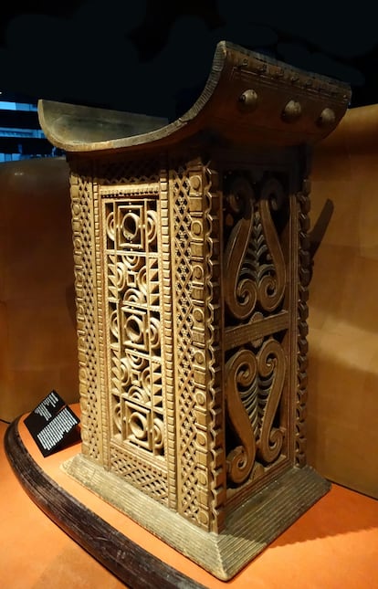Trono de madera y metal del rey Ghezo de Benín.