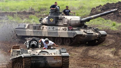 Carro de combate AMX-30 do Exército venezuelano durante manobras; ao fundo, em uma imagem de arquivo.