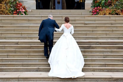 Su vestido está confeccionado en una mezcla de jacquard de seda, algodón y viscosa. El lazo es el protagonista del diseño, que dejaba parte de la espalda al descubierto.