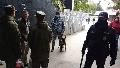 Policiais russos na Universidade Estatal de Perm, na Rússia, cenário do massacre desta segunda-feira.