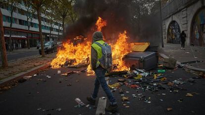 Un manifestante con un chaleco amarillo, durante la protesta con motivo del primer aniversario del movimiento, en octubre de 2019 en París.