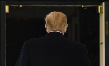 Donald Trump caminha na Casa Branca.