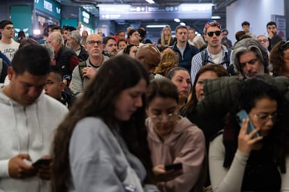 Pasajeros varados en la estación de Atocha de Madrid, este martes.
