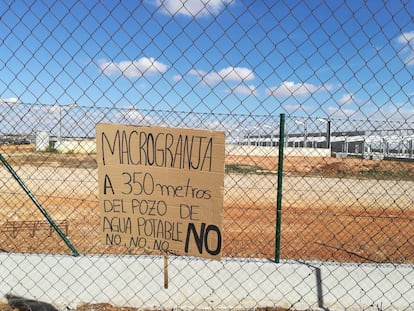 Cartel contra la construcción de una macrogranja en Quintanar del Rey (Cuenca), imagen cedida