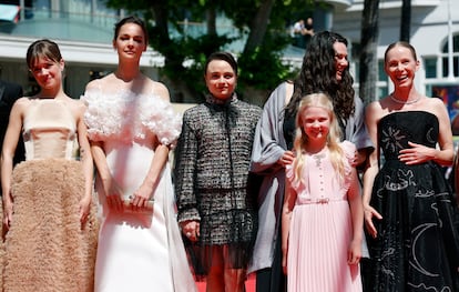 Lea Drinda, Luise Heyer, Lena Urzendowsky, Hanna Heckt, la directora alemana Mascha Schilinski, y Susanne Wuest, en el estreno de 'Sound of Falling', hoy en el festival de Cannes. 