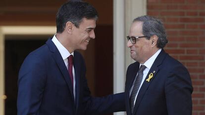 Pedro Sánchez y Quim Torra se saludan en La Moncloa, en la reunión del pasado 9 de julio.