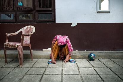 En los casos más graves, la violencia sufrida puede llegar a provocar trastornos mentales en las víctimas que, al carecer de ayuda, se aíslan del resto del mundo, lo que dificulta su vida en comunidad.