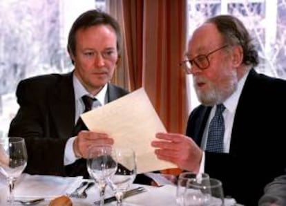 Foto de archivo del 28 de febrero del 2000 del entonces cabeza de lista del PP por Barcelona, Josep Piqué (i), junto al presidente del Círculo Ecuestre, Carlos Güell de Sentmenat (d), en una comida organizada por dicha entidad para conocer el programa electoral del Partido Popular. EFE/Archivo