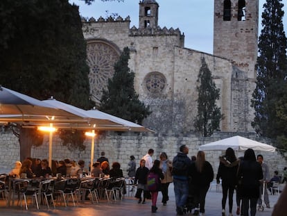 Zona peatonal del casco histórico de Sant Cugat del Vallès, con el monasterio al fondo.