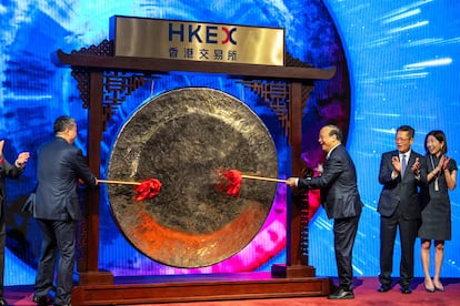 Robin Zeng, presidente de CATL (en el centro a la derecha) golpea el gong en la ceremonia de cotización en Hong Kong, este martes.