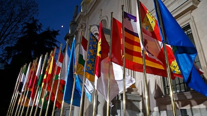 Las banderas de las comunidades ondean junto a la de España en el Senado en enero de 2017 con motivo de la sexta Conferencia de Presidentes autonómicos.