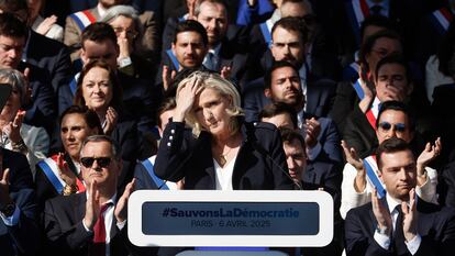 La líder del Reagrupamiento Nacional, Marine Le Pen, en el mitin del pasado domingo, Place Vauban, en París (Francia).