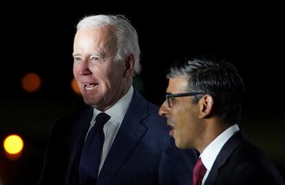 El primer ministro británico, Rishi Sunak, acudió al aeropuerto para recibir a Biden al pie del avión presidencial.
