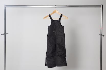 A black children’s ski bib manufactured in China was deposited in a donation box in Valencia. It has yet to leave the province. It was found in a warehouse operated by Rastrell, a non-profit organization that processes used clothing, located in an industrial estate in the municipality of Quart de Poblet.