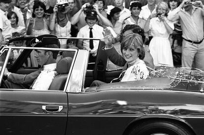 Os príncipes de Gales, Charles e Diana, andam em carro aberto pelas ruas de Gibraltar, no início da viagem como noivos em um cruzeiro pelo Mediterrâneo no iate 'Britannia', em 1981.