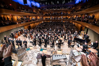 La Filarmónica de Nueva York en su concierto del miércoles, tras la remodelación del David Geffen Hall, con el nuevo auditorio al fondo.