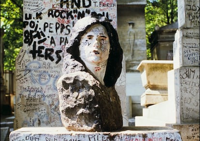 El busto de Jim Morrison en su tumba en París antes de ser robado, en una imagen de 1985.