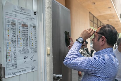 El panista Obdulio Ávila toma una foto de los cómputos distritales en el Distrito Electoral Local 09, en la alcaldía Cuauhtémoc, este 5 de junio.