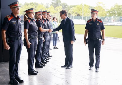 El presidente de la Generalitat, Salvador Illa, durante su primera visita oficial a la sede de los Mossos d'Esquadra.