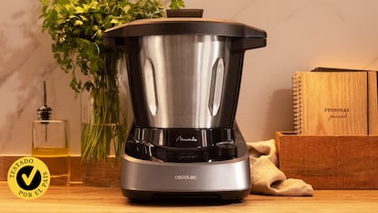 Un robot de cocina de Cecotec sobre una encimera en la cocina.