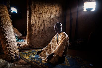 Mahmoud Dicko, pastor, reza en su nuevo hogar de Dori, al norte de Burkina Faso, tras abandonar su pueblo, Arbinda, como consecuencia de la violencia. Dicko recorrió 80 kilómetros a pie durante tres días con unos 20 miembros de su familia.