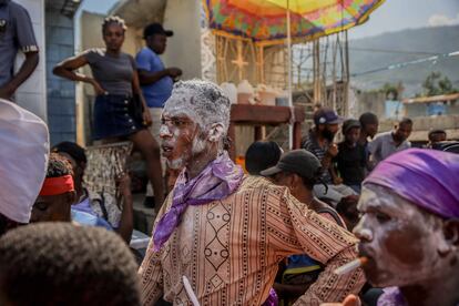 In Haiti, processions visit cemeteries, the most tumultuous being the one in the capital Port-au-Prince.