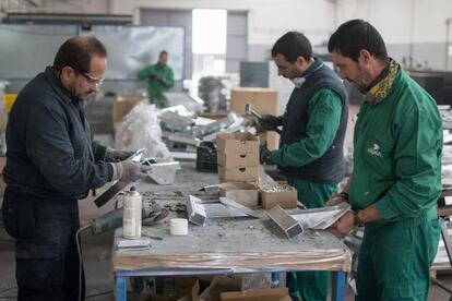 Varios operarios trabajan en la fábrica de la empresa cordobesa Daplast.