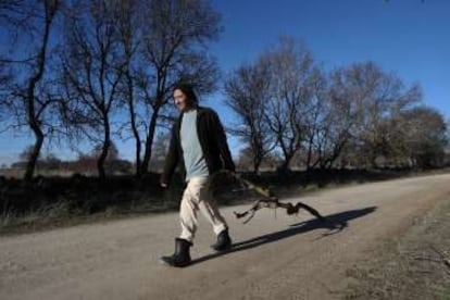 El cineasta y escritor Santiago Lorenzo en la aldega segoviana en la que vive.