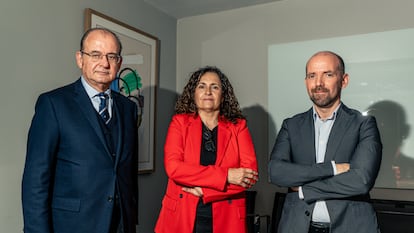 Justo Vicente, director general de construcción de Acciona en España; Miriam Martínez, coordinadora del Máster en Planificación y Gestión de Infraestructuras de la Universidad Politécnica de Madrid; y Antonio Muruais Rodríguez, subdirector general de Sostenibilidad e Innovación en la Dirección General de Carreteras.
