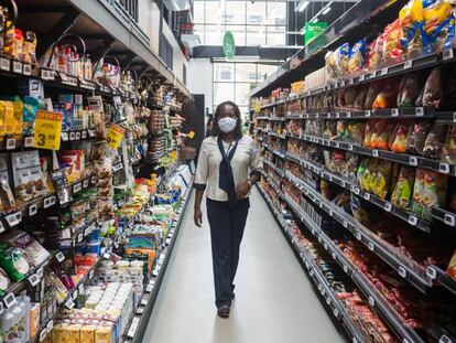 Edvania é a responsável pela reposição nas gôndolas do supermercado Hiper Ideal no bairro de Brotas.