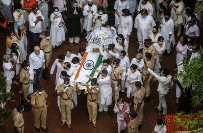 La policía india porta el ataúd del vocalista Pandit Jasraj, envuelto en la bandera nacional, fallecido a los 90 años, en Mumbai (India)