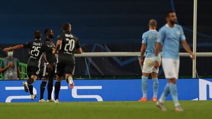 Los jugadores del Lyon celebran un gol este sábado ante el City en los cuartos de final de la Champions.