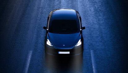 Coche de Tesla en una carretera