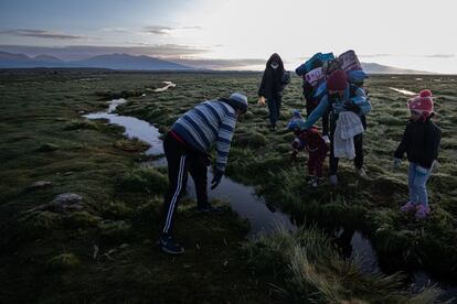 Una familia de migrantes venezolanos cruzan la frontera de Chile y Bolivia, cerca de Colchane.