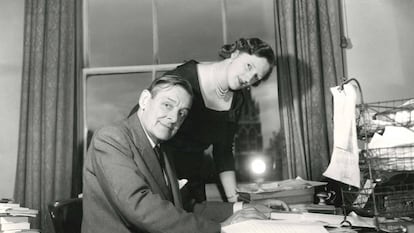 El poeta T. S. Eliot y su segunda esposa Valerie, en su casa en 1958.