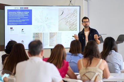 César Poyatos, profesor de Tecnología Educativa en la UAM, impartiendo clase en una imagen cedida por él.